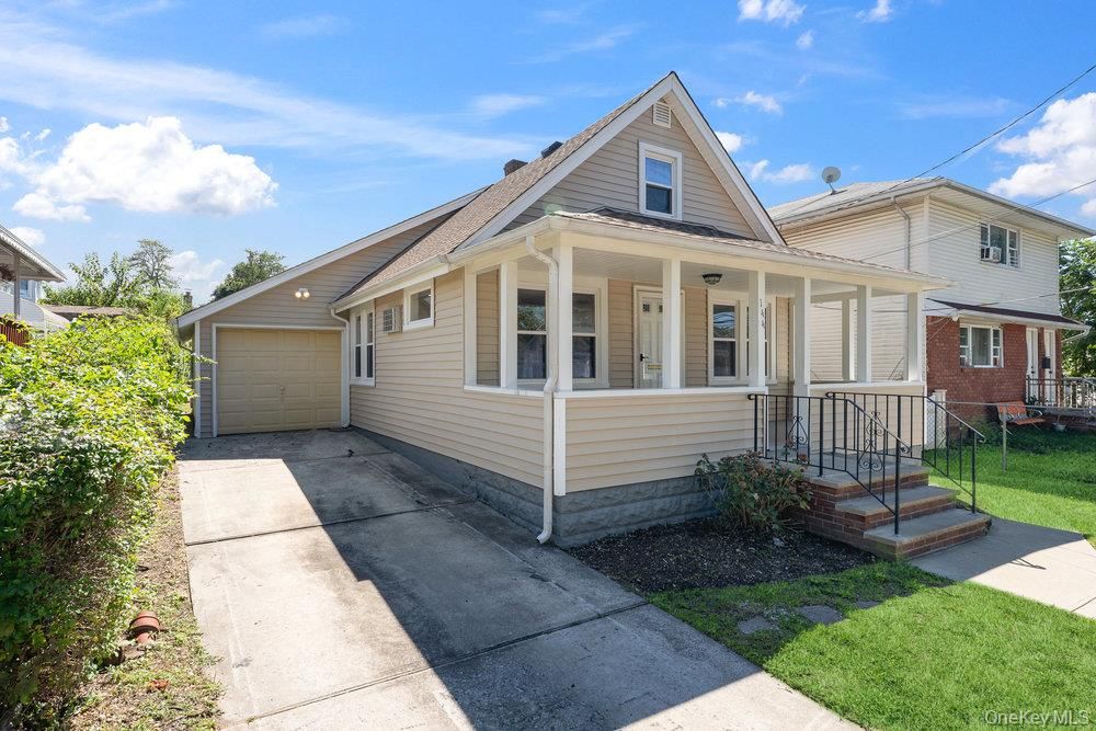 Attached, Exterior, Facade, Cape Cod