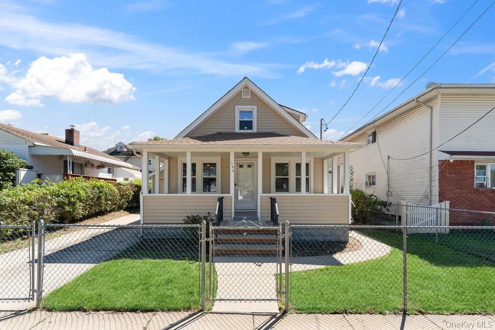 Exterior, Facade, Queen Anne Victorian