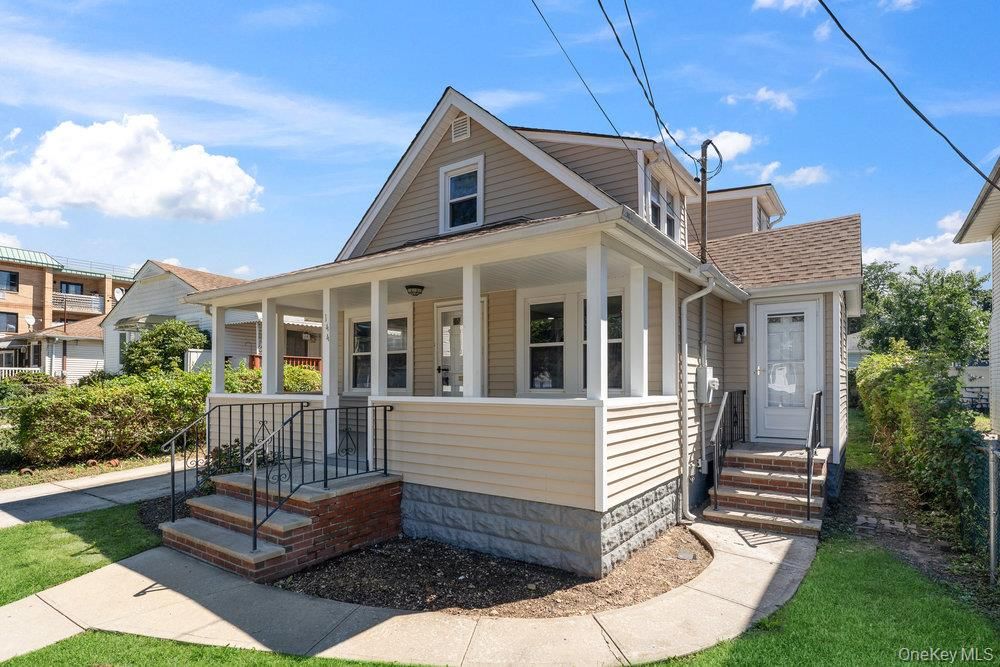 Exterior, Facade, Queen Anne Victorian