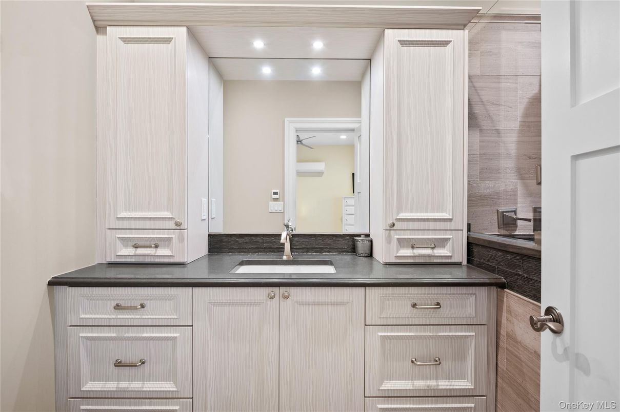 Bathroom, Interior, Recessed Lighting