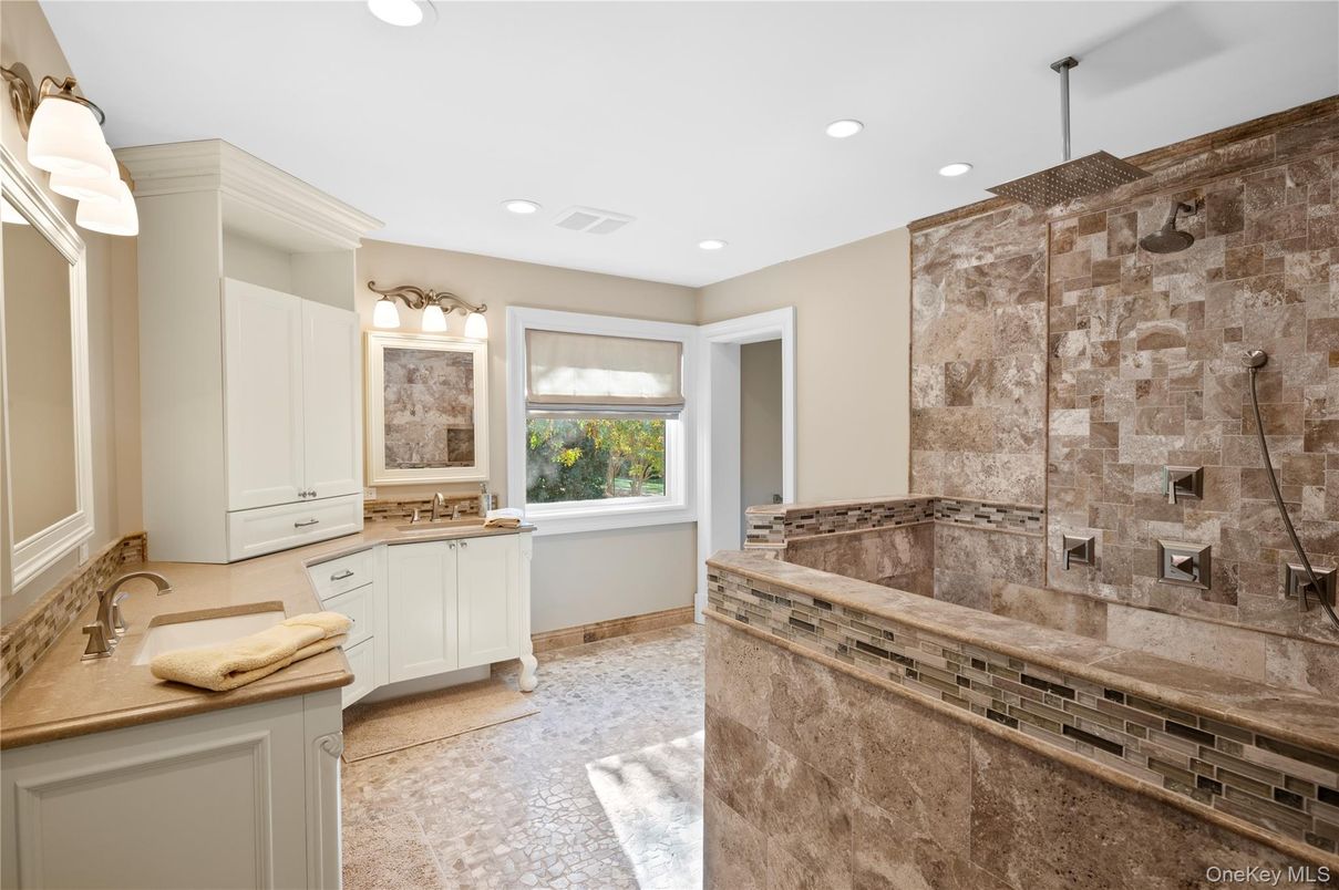 Bathroom, Interior, Recessed Lighting