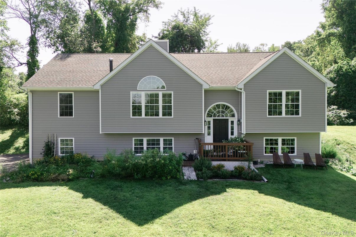 Backyard, Exterior, Facade, Raised Ranch