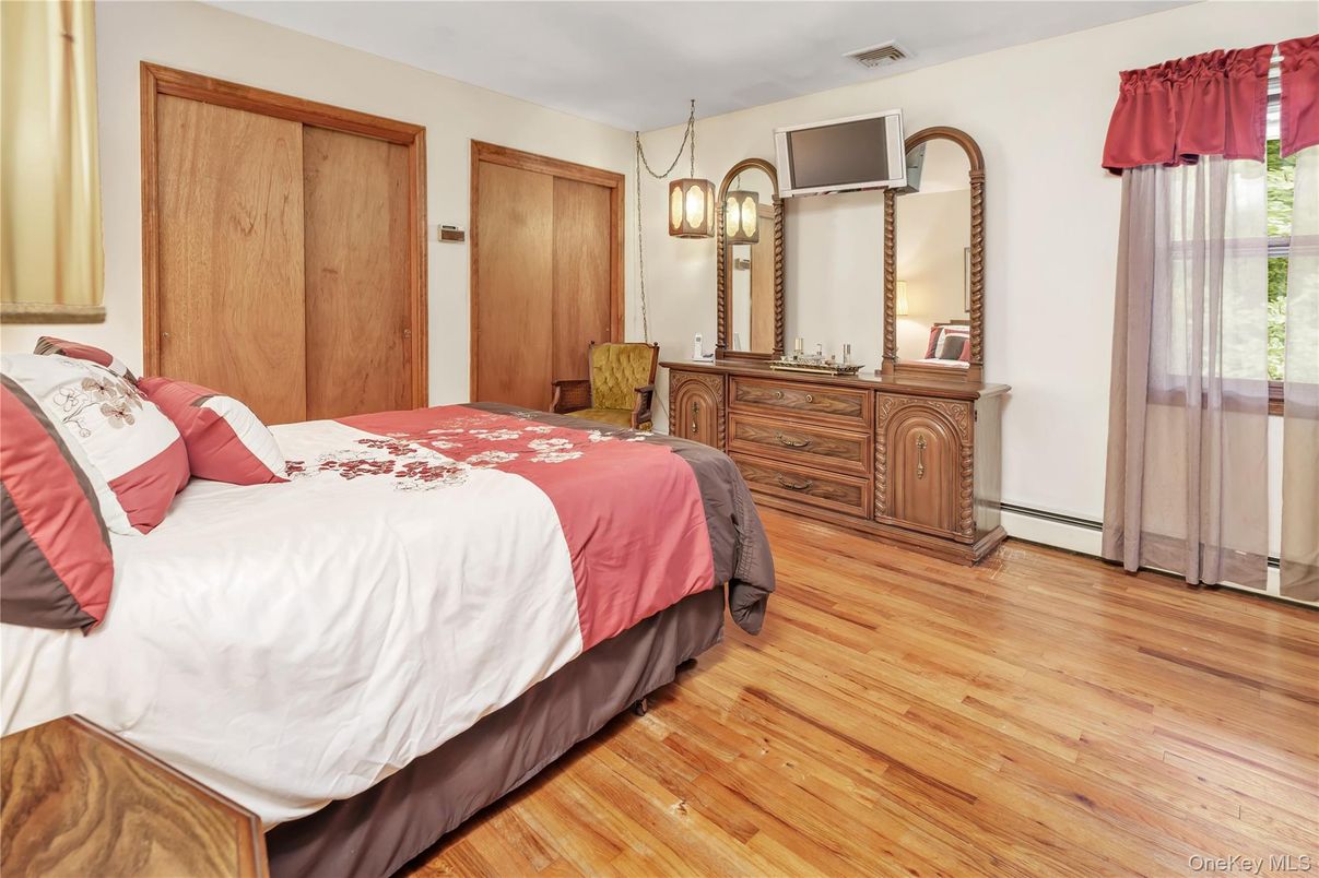 Bedroom, Interior, Pendant Lights, Wood Texture Flooring