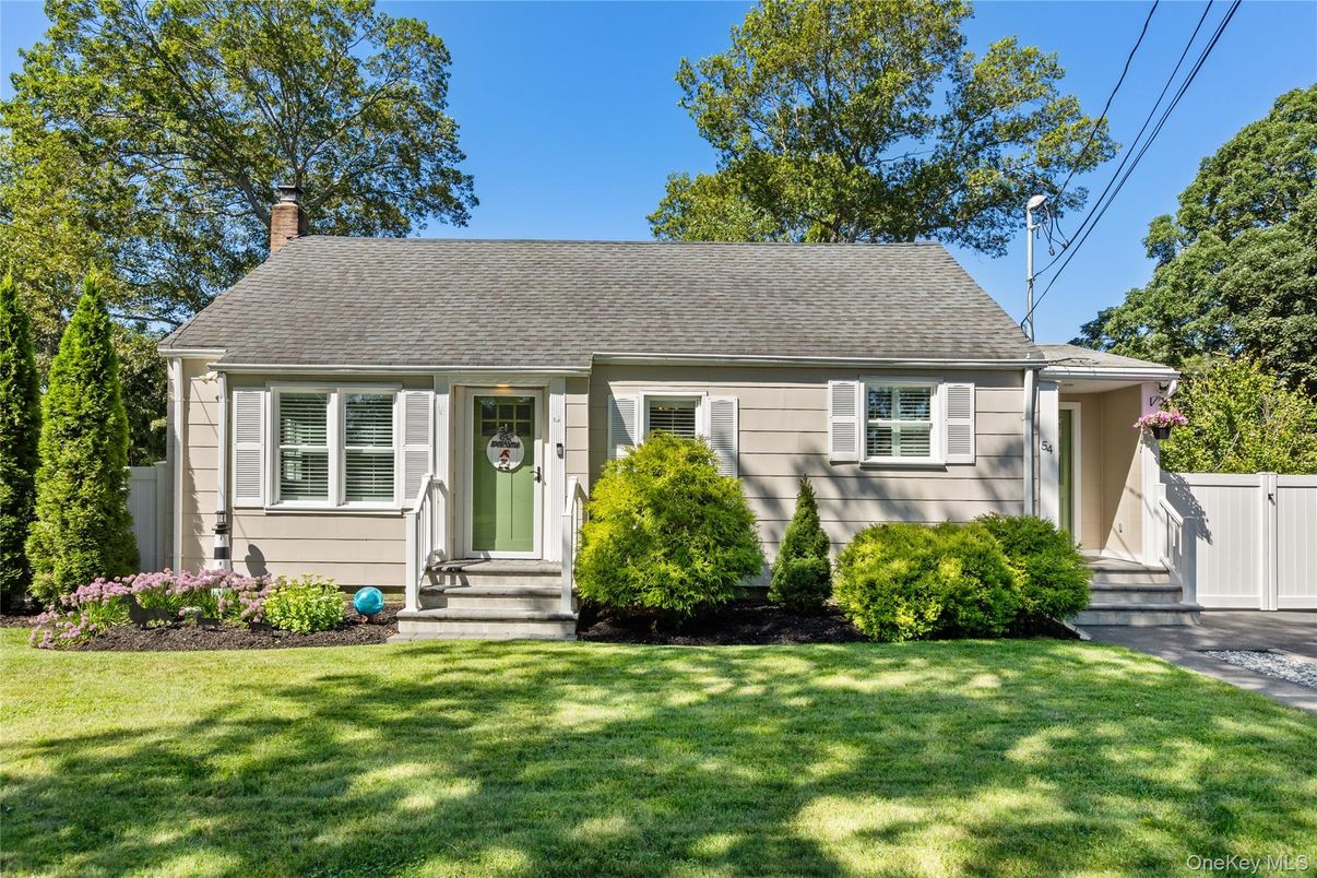 Exterior, Facade, Cape Cod