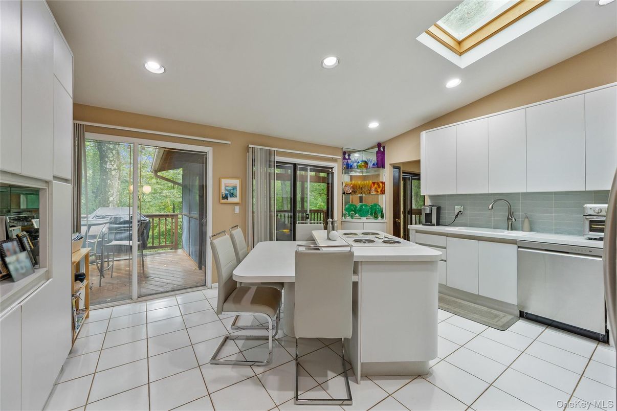 Dining room, Interior, Kitchen, Recessed Lighting, Stainless Steel Appliances