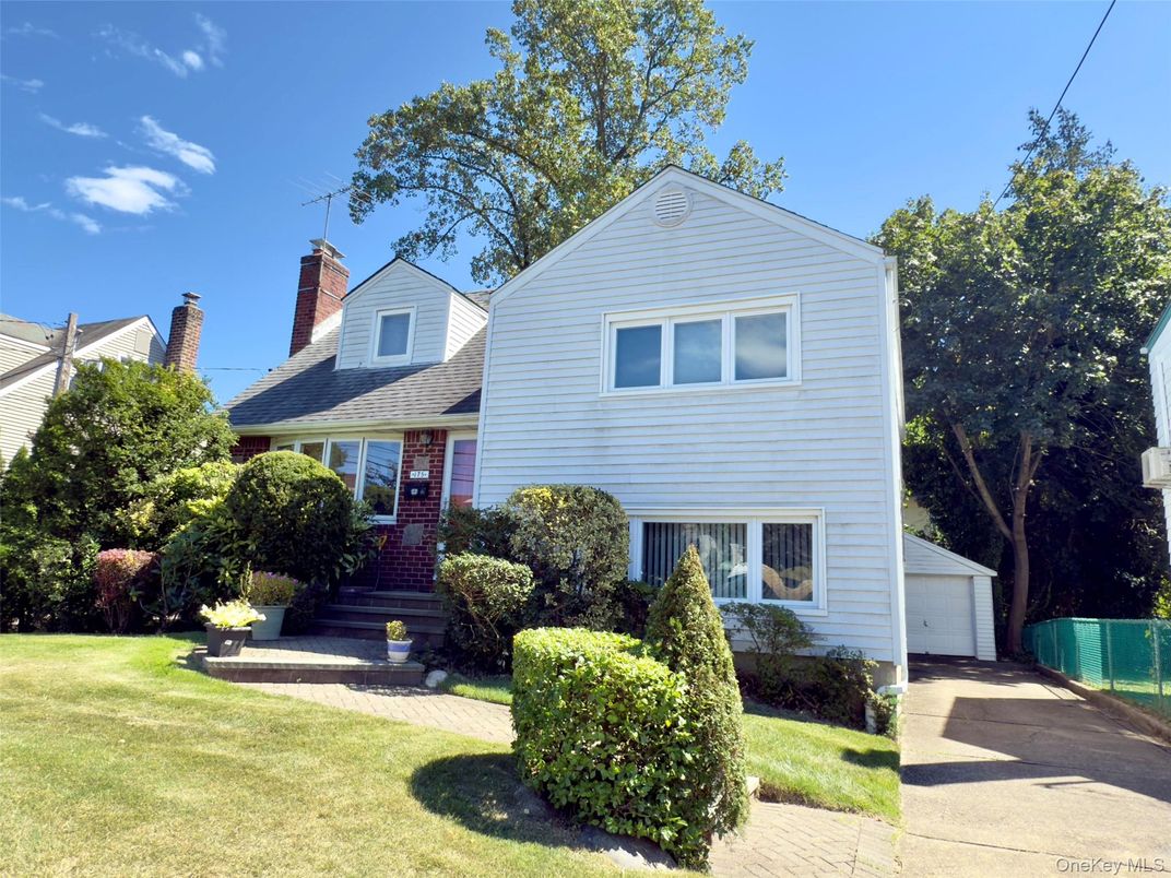 Exterior, Facade, Brick Facade, Queen Anne Victorian