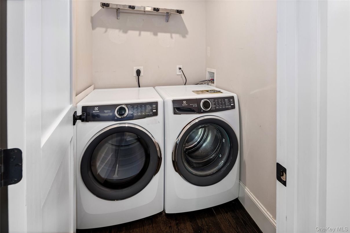 Interior, Washer, Wood Texture Flooring