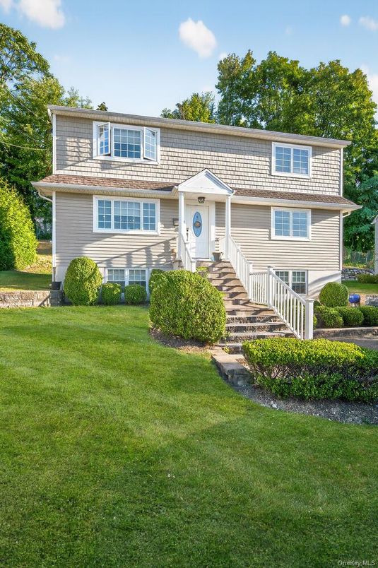 Exterior, Facade, Raised Ranch