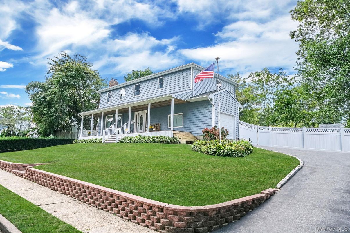 Attached, Exterior, Facade, American Foursquare