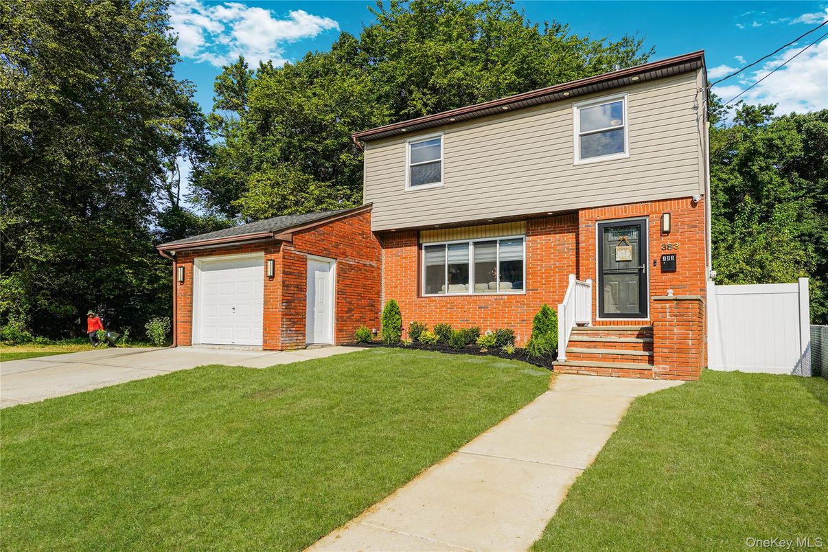 Attached, Exterior, Facade, Brick Facade, Split Level