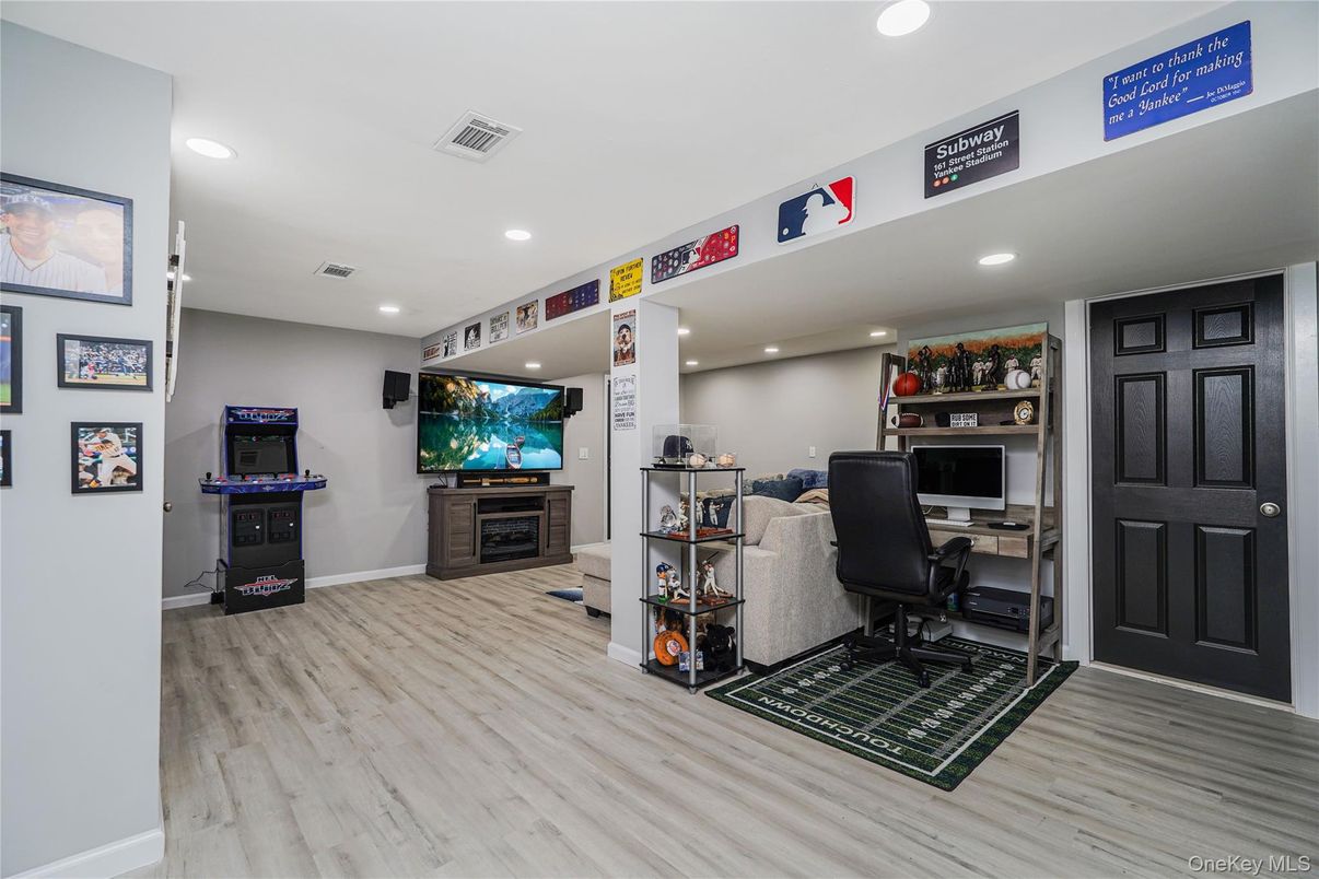 Home Office, Interior, Recessed Lighting, Wood Texture Flooring