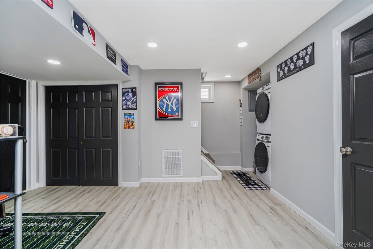 Interior, Recessed Lighting, Utility Closets, Washer, Wood Texture Flooring