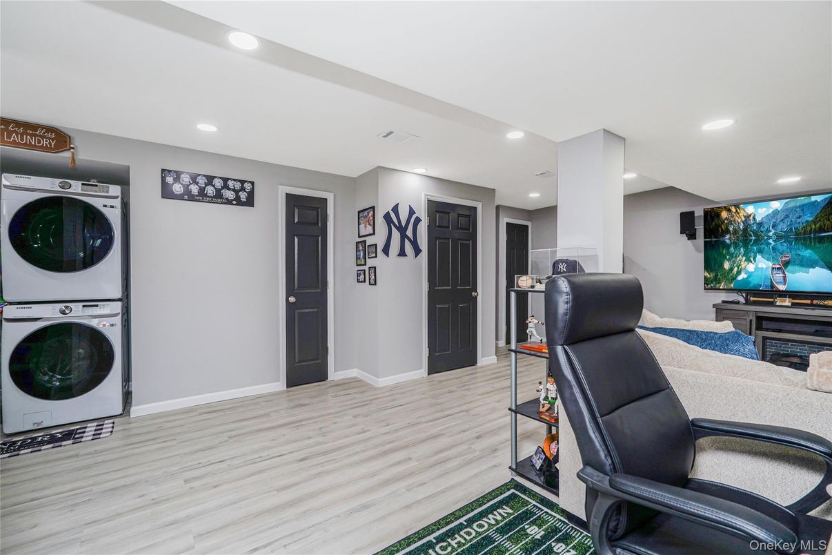 Interior, Recessed Lighting, Utility Closets, Washer, Wood Texture Flooring