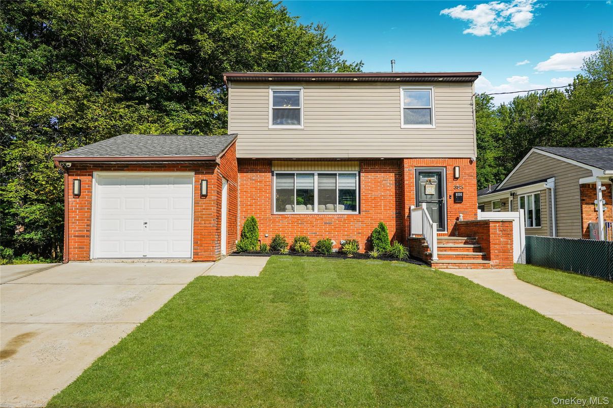 Attached, Exterior, Facade, Brick Facade, Split Level