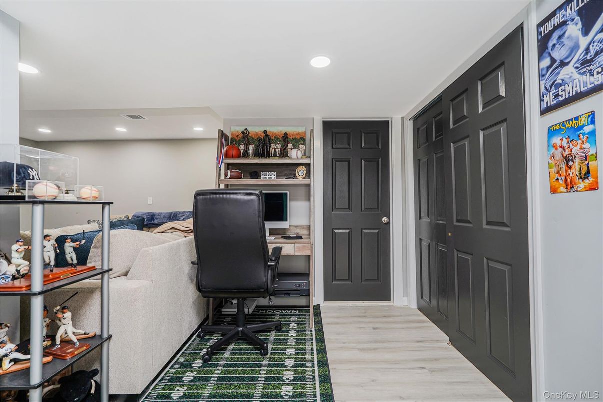 Home Office, Interior, Recessed Lighting, Wood Texture Flooring