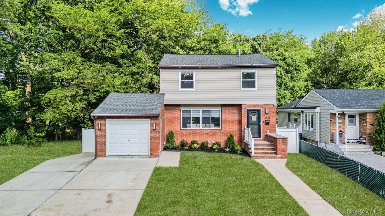 Attached, Exterior, Facade, Brick Facade, Split Level