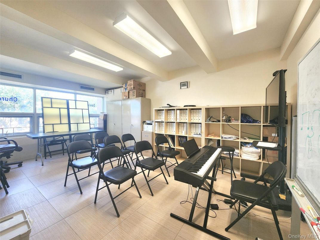 Interior, Piano