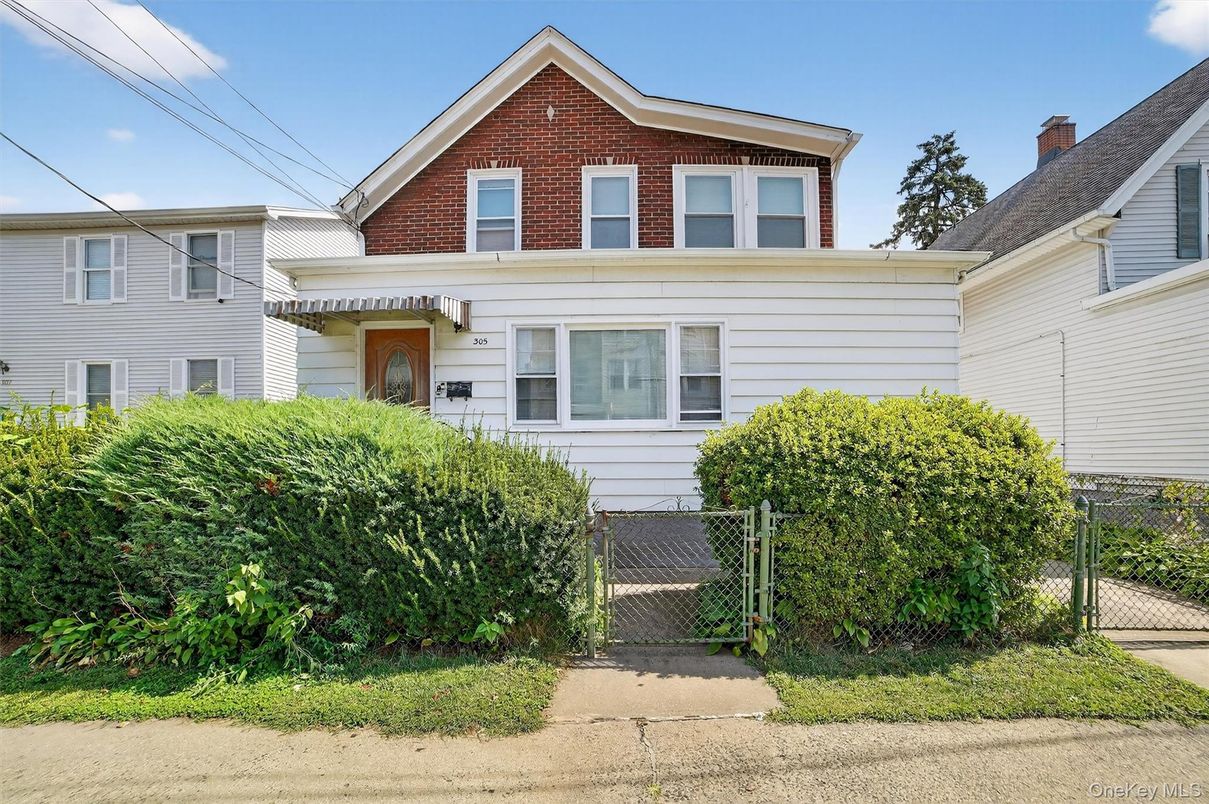 Exterior, Facade, Brick Facade, Queen Anne Victorian