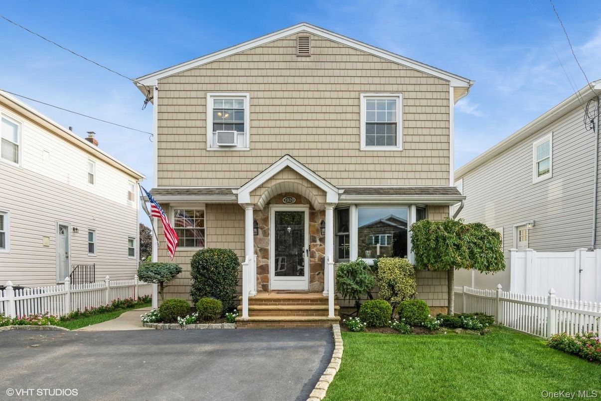 Exterior, Facade, American Craftsman