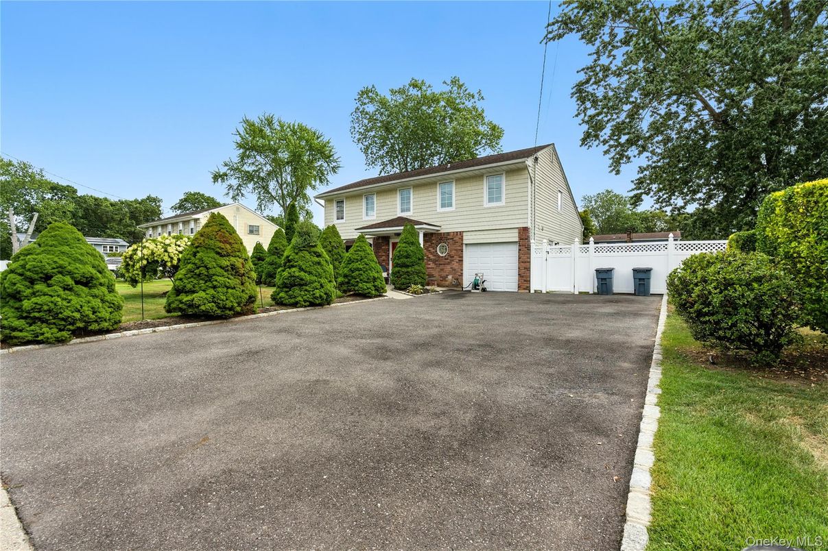 Attached, Exterior, Facade, Brick Facade, Raised Ranch
