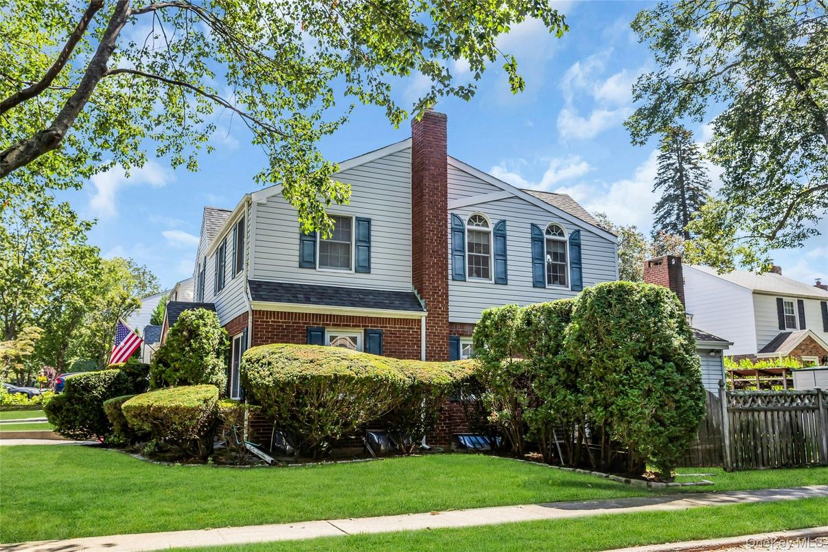 Exterior, Facade, Brick Facade, Queen Anne Victorian