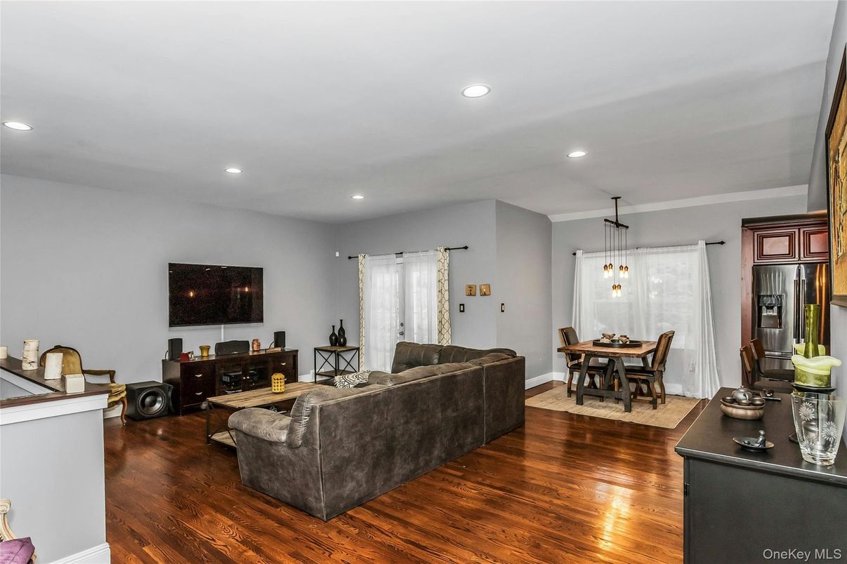 Dining room, Interior, Living room, Pendant Lights, Recessed Lighting, Wood Texture Flooring