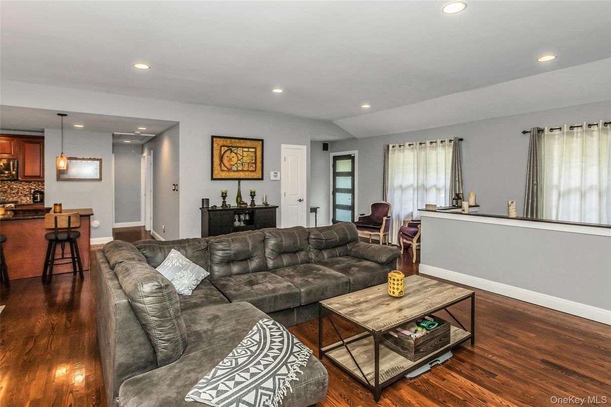 Interior, Living room, Pendant Lights, Recessed Lighting, Wood Texture Flooring