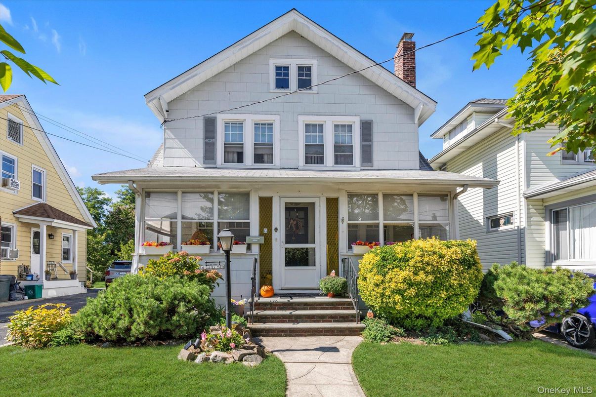 Exterior, Facade, Queen Anne Victorian