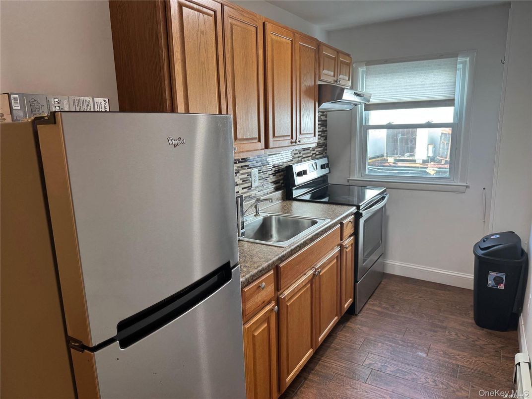 Interior, Kitchen, Washer, Wood Texture Flooring