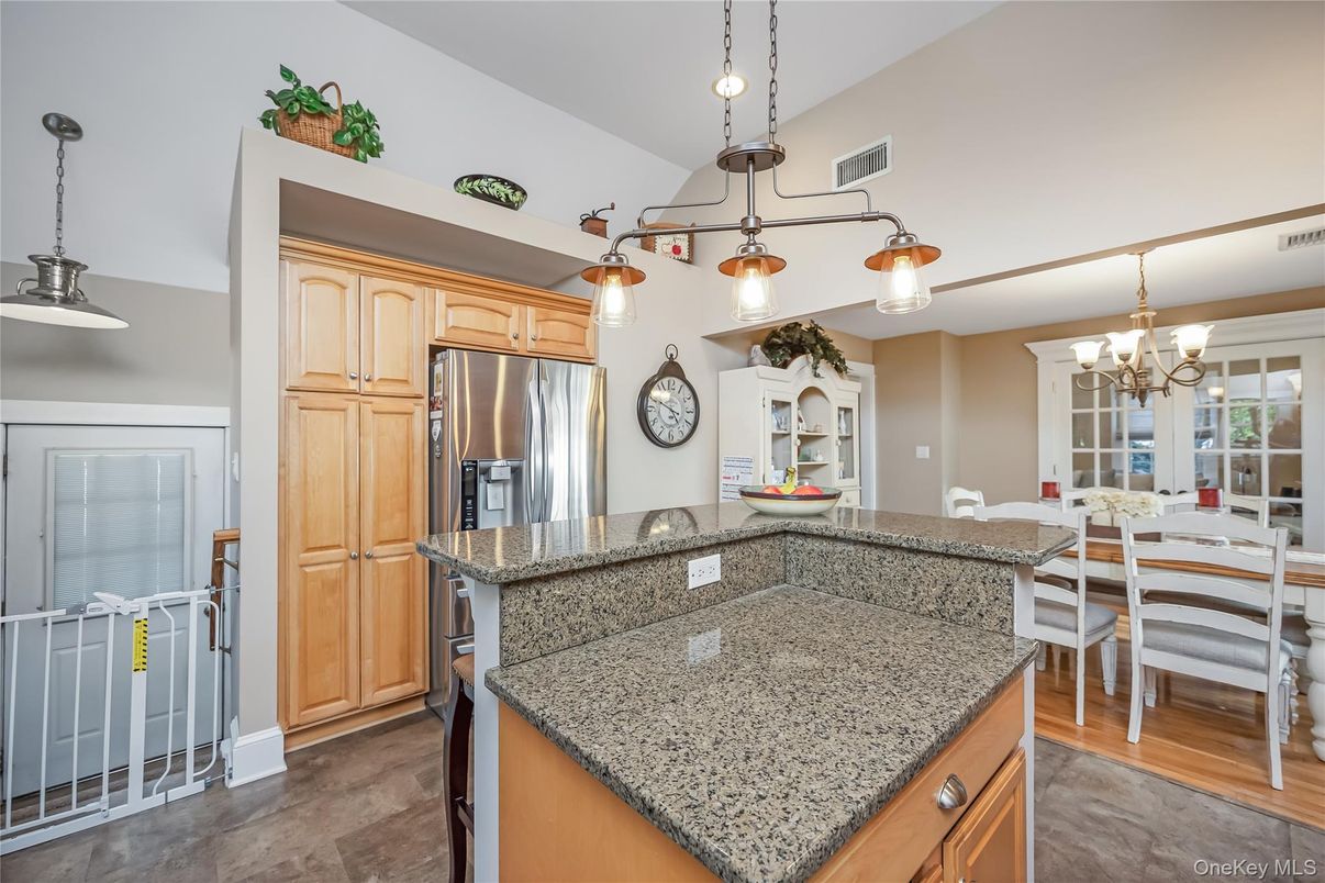 Chandelier, Dining room, Interior, Kitchen, Pendant Lights, Stainless Steel Appliances