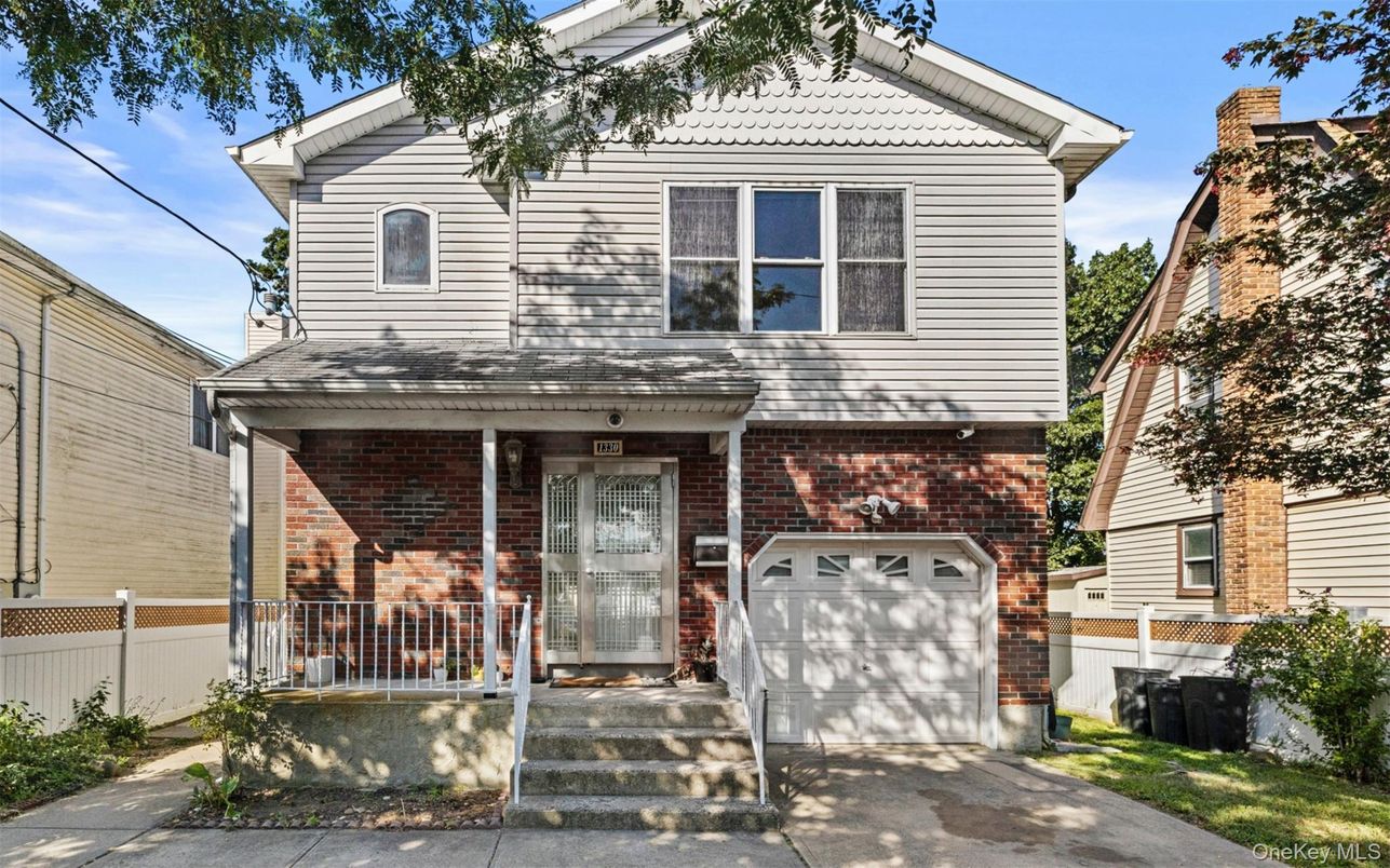 Attached, Exterior, Facade, Brick Facade, Queen Anne Victorian