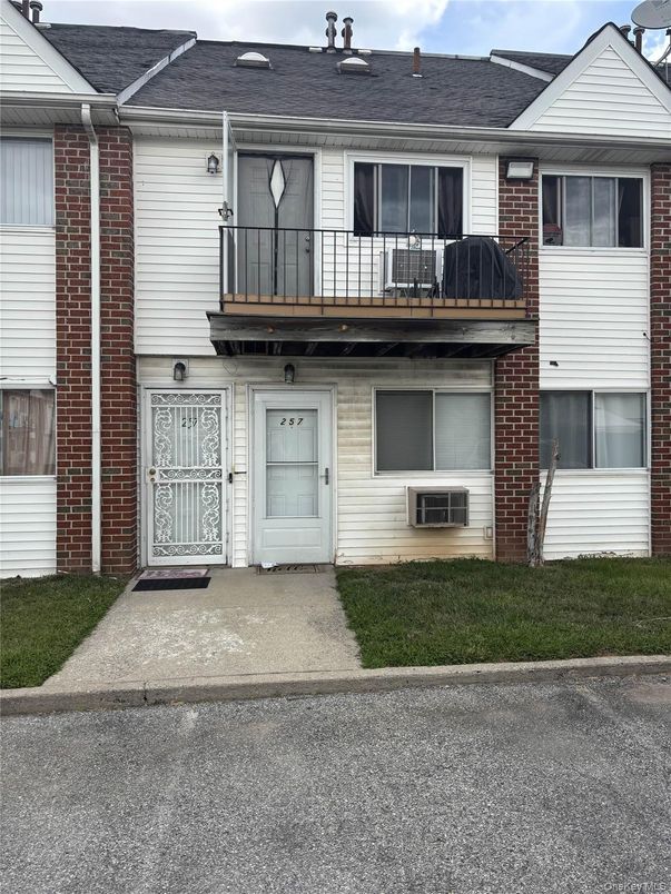Exterior, Facade, Brick Facade, Rowhouse