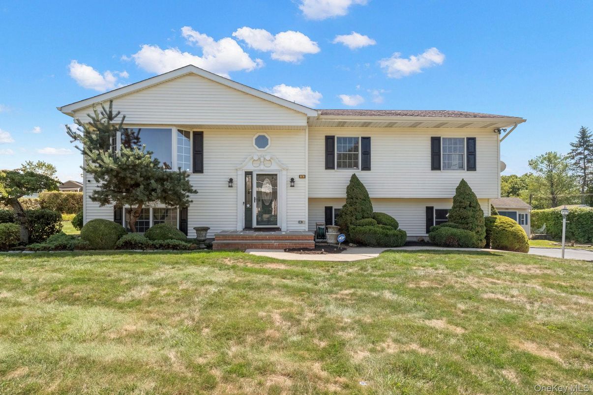 Attached, Exterior, Facade, Raised Ranch