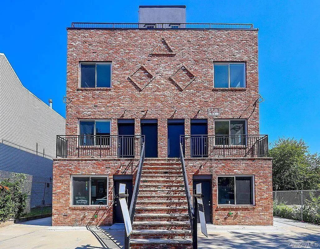Exterior, Facade, Brick Facade, Rowhouse