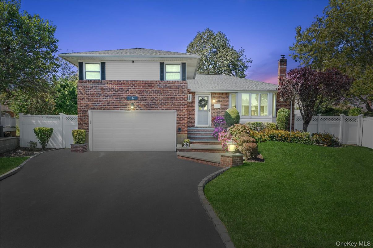Attached, Exterior, Facade, Brick Facade, Split Level