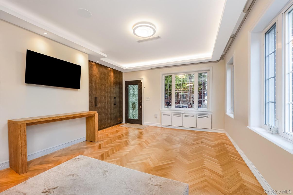 Interior, Recessed Lighting, Wood Texture Flooring