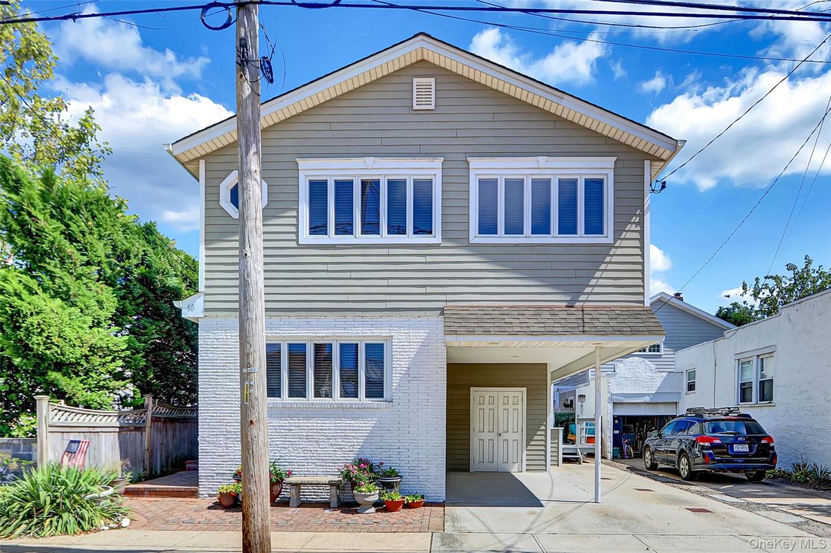 Exterior, Facade, Queen Anne Victorian