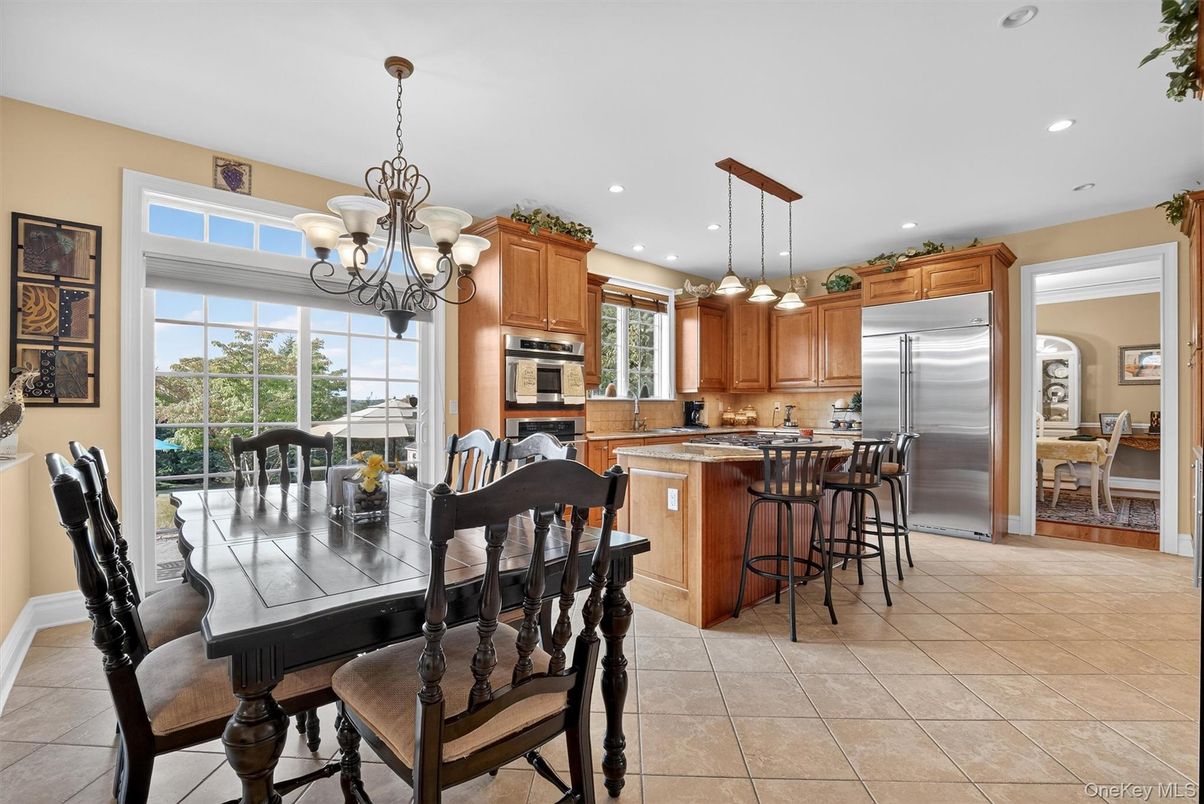 Chandelier, Dining room, Interior, Kitchen, Pendant Lights, Recessed Lighting, Stainless Steel Appliances