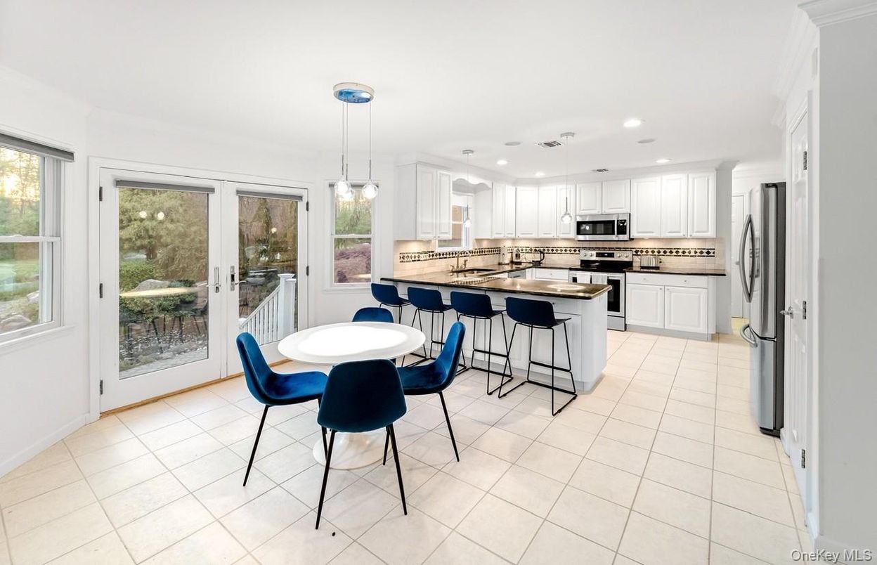 Dining room, Interior, Kitchen, Pendant Lights, Recessed Lighting, Stainless Steel Appliances