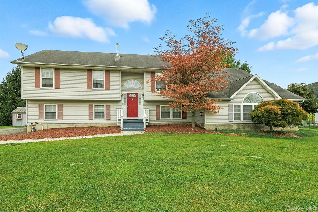 Exterior, Facade, Raised Ranch