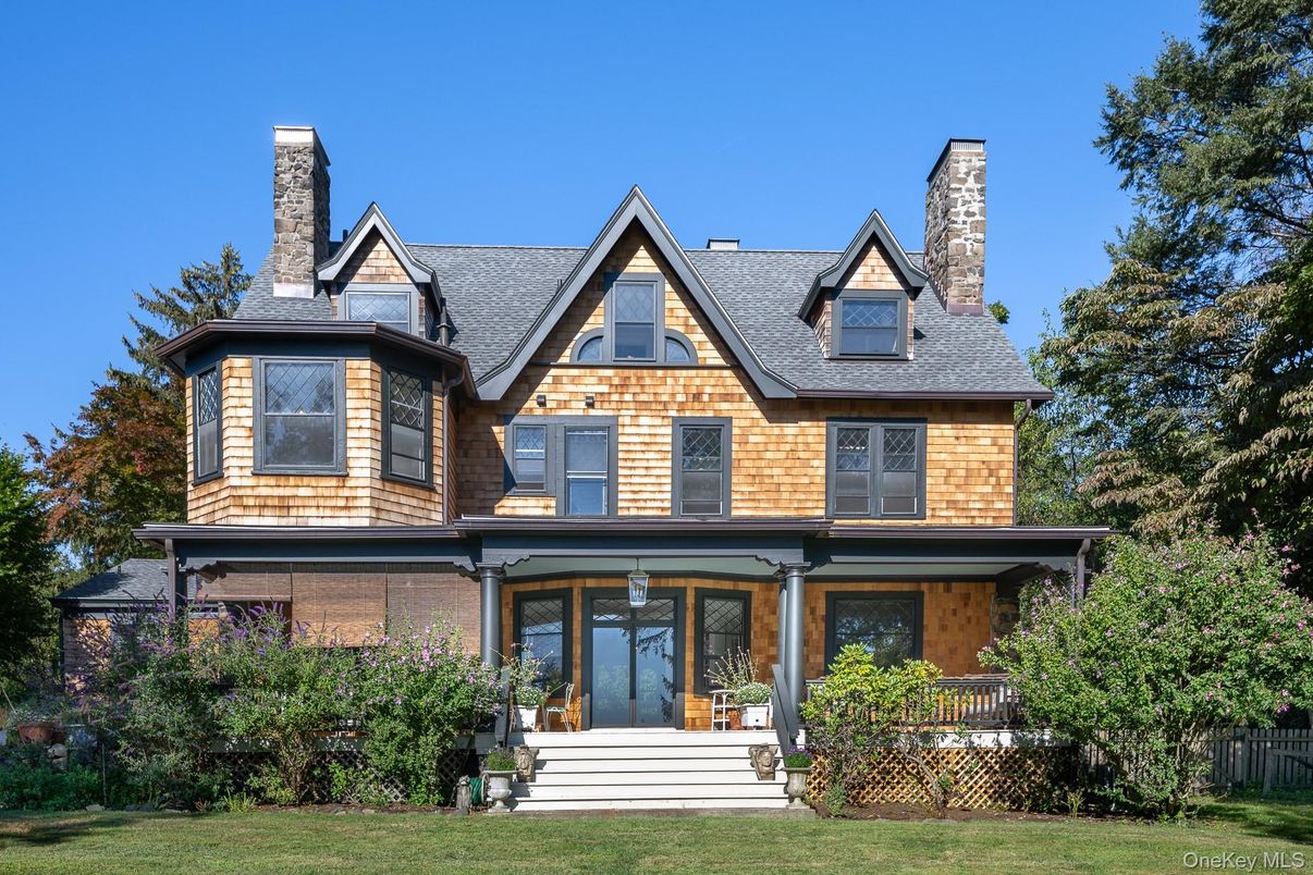 Exterior, Facade, Queen Anne Victorian