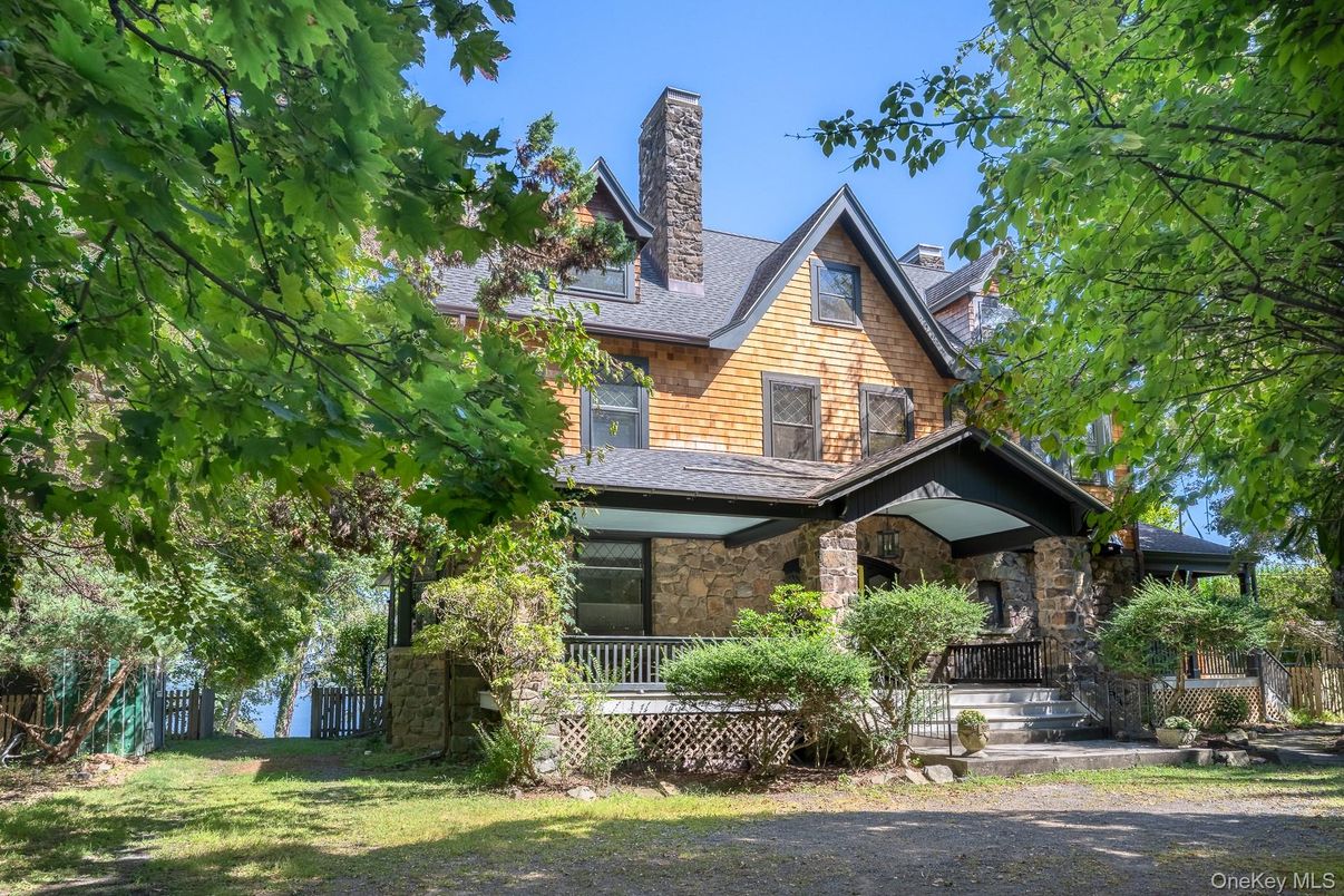 Exterior, Facade, Brick Facade, Queen Anne Victorian