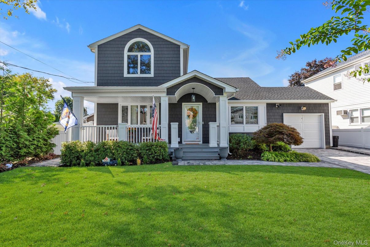 Attached, Exterior, Facade, American Craftsman