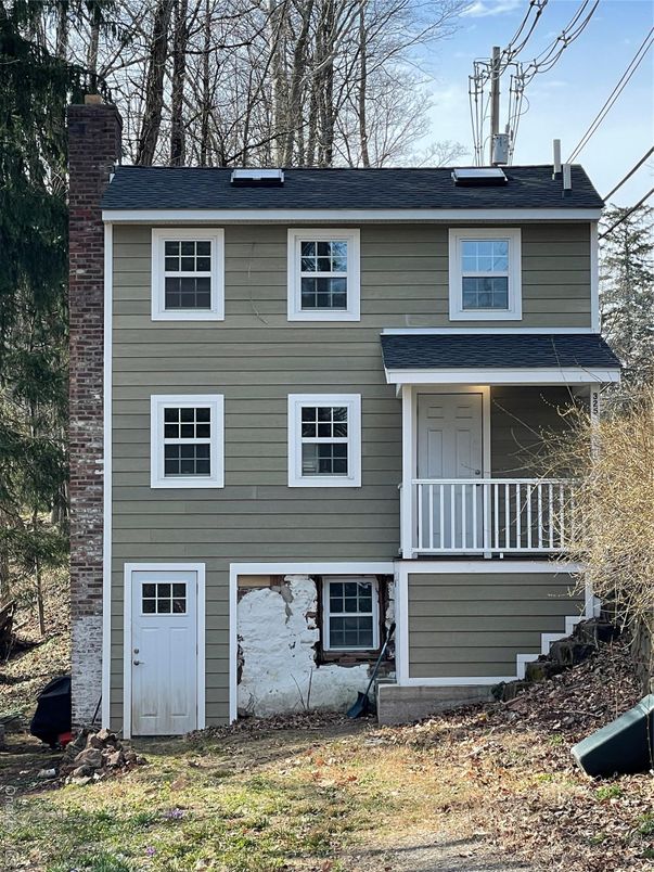 Exterior, Facade, Raised Ranch