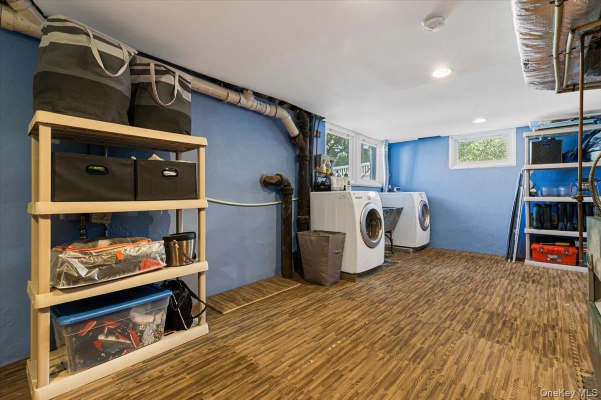 Interior, Recessed Lighting, Washer, Wood Texture Flooring