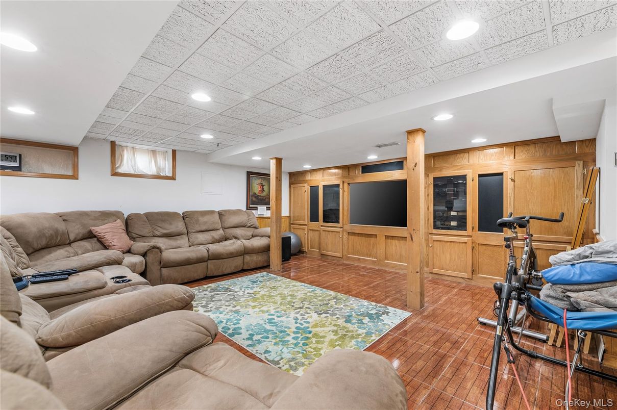Fitness Equipment, Interior, Living room, Recessed Lighting, Wood Texture Flooring