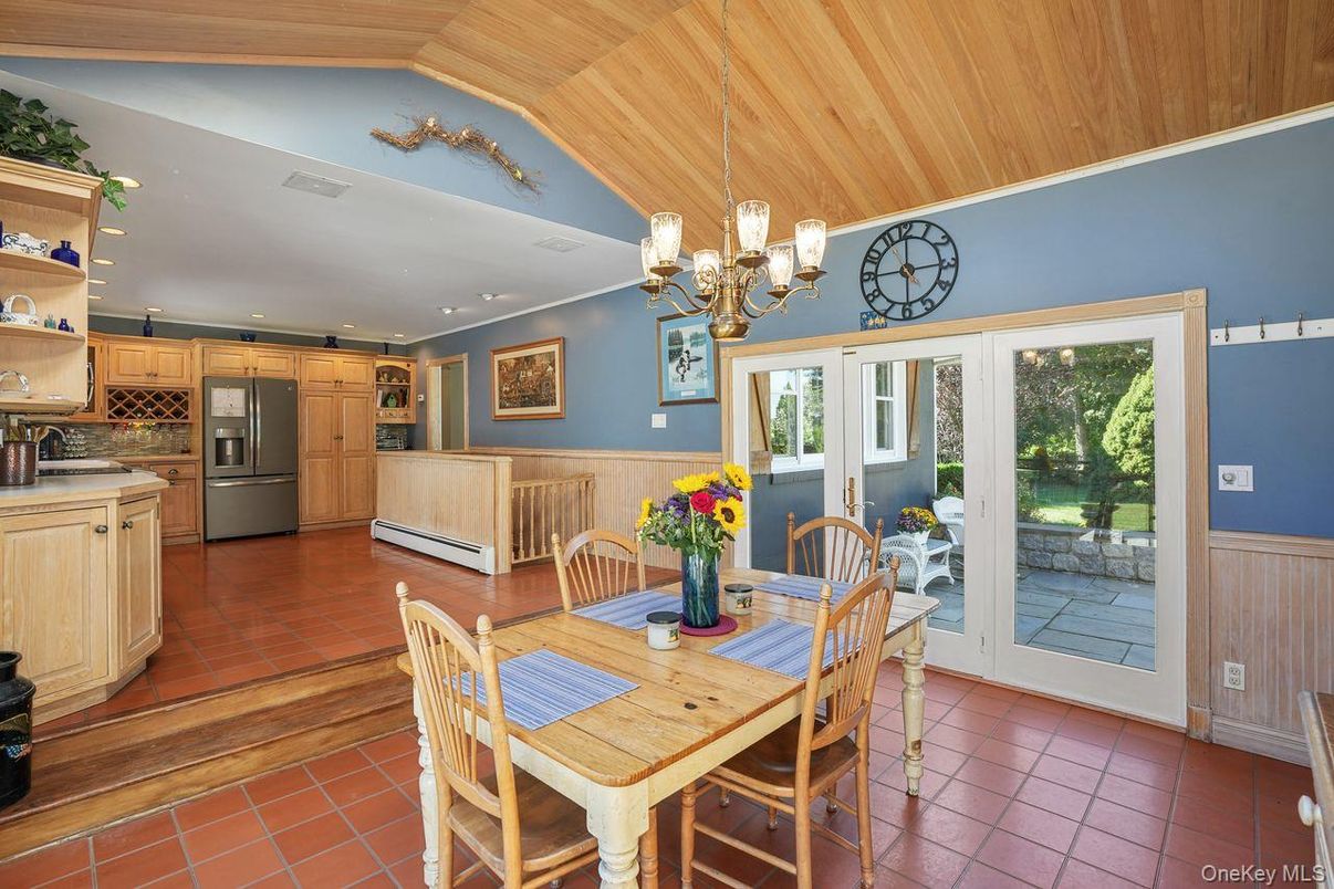 Chandelier, Dining room, Interior, Kitchen, Recessed Lighting, Wooden Ceilings