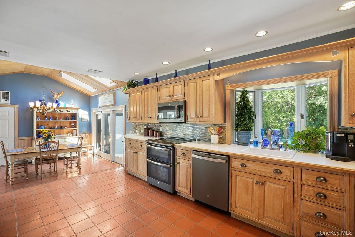 Dining room, Interior, Kitchen, Recessed Lighting, Stainless Steel Appliances, Wooden Ceilings