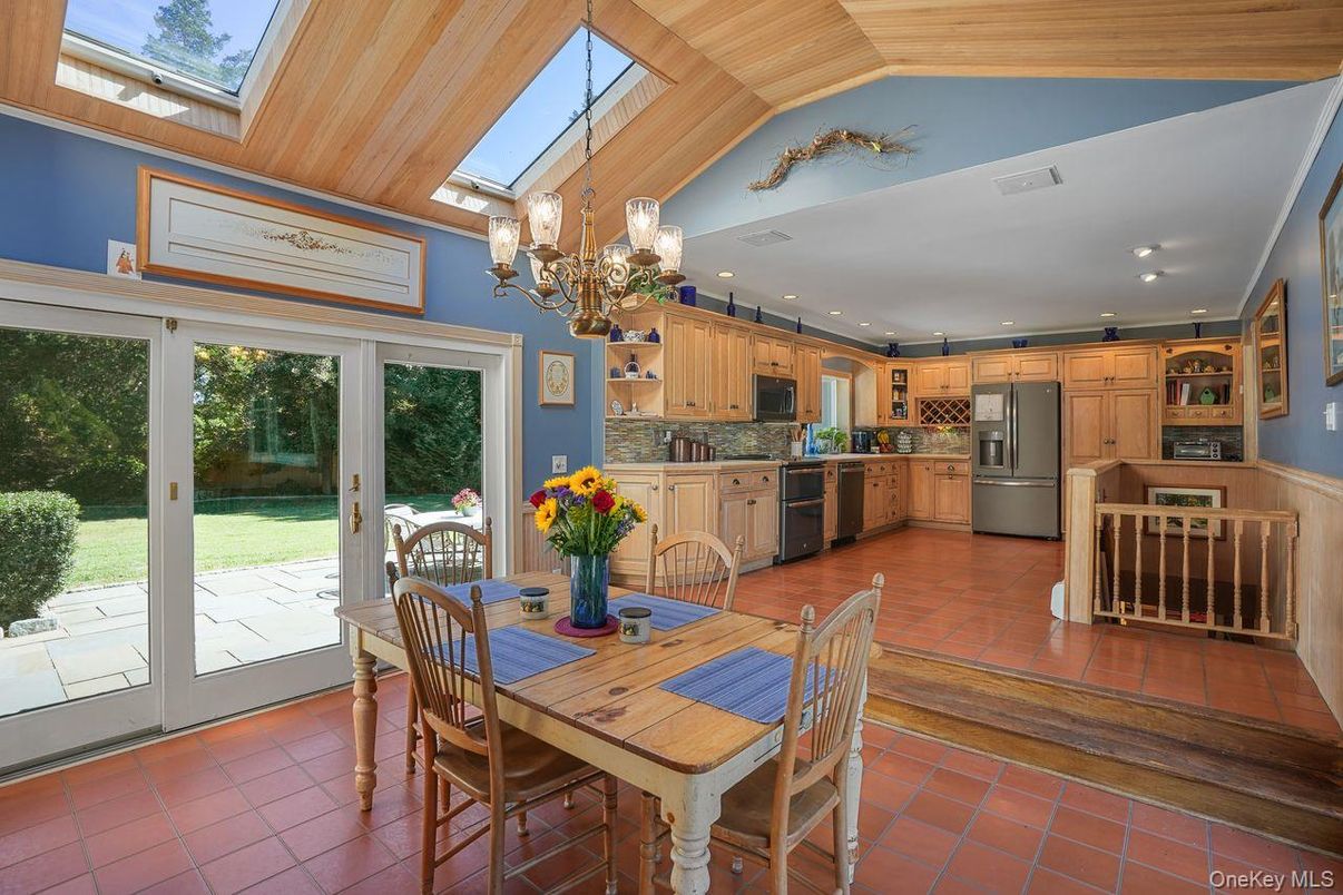 Chandelier, Dining room, Interior, Kitchen, Recessed Lighting, Stainless Steel Appliances
