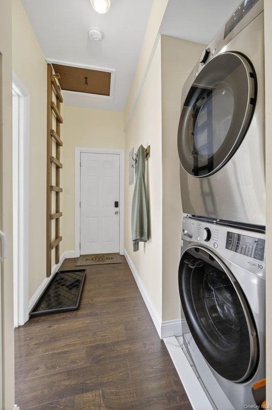 Interior, Utility Closets, Washer, Wood Texture Flooring